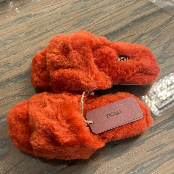 Mou Vibrant Red Plush Slippers - Picture 6 of 6